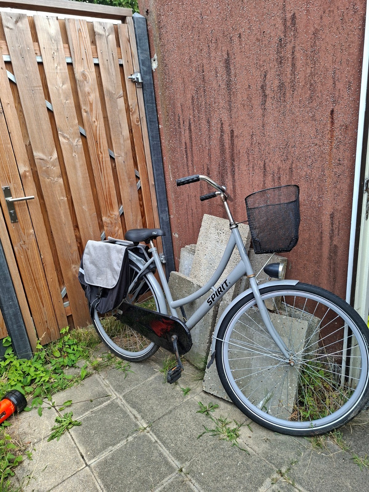 Spirit damesfiets met mand en fietstassen, Fietsen en Brommers, Fietsen | Dames | Damesfietsen, Terugtraprem, Gebruikt, 50 tot 53 cm