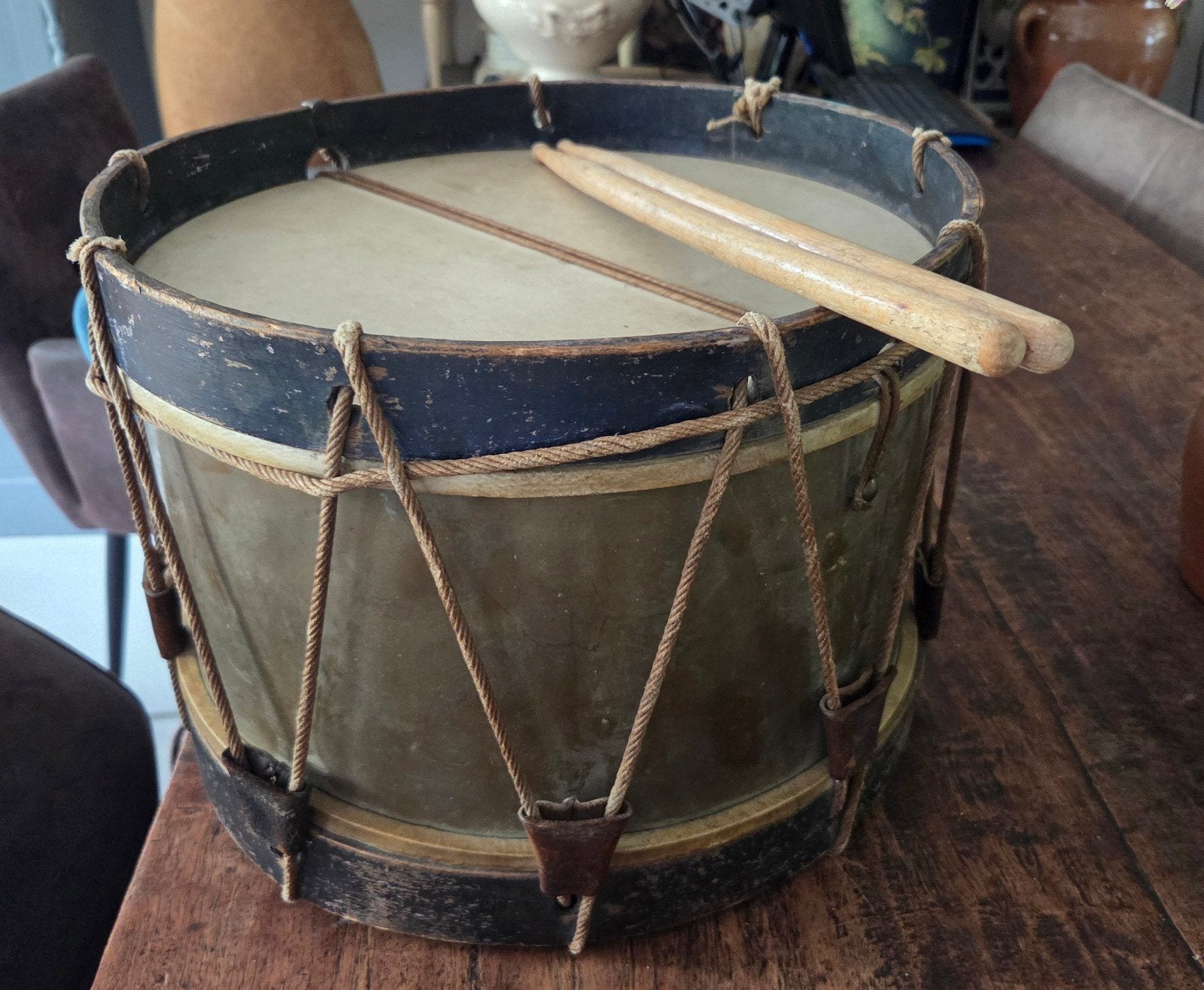 Brocante antieke Franse trommel met stokken in goede staat, Ophalen of Verzenden