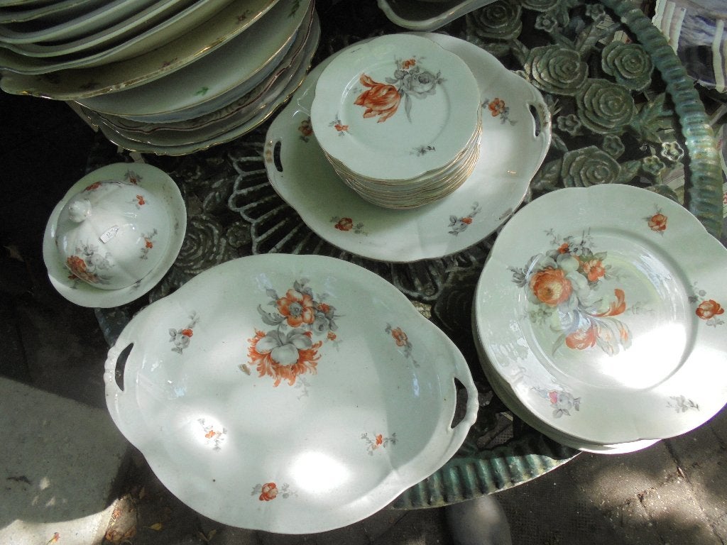 Ontbijtservies met oranje - grijs bloemboeket oa. grote roos, Antiek en Kunst, Antiek | Servies compleet, Ophalen of Verzenden