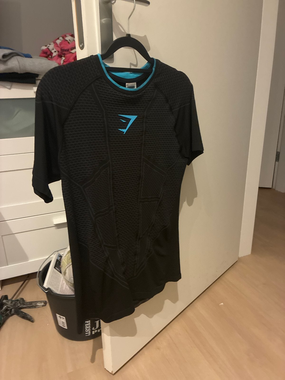 Gymshark sportshirt maat L - Zwart met blauwe, Kleding | Heren, Ophalen, Maat 52/54 (L), Fitness, Zwart