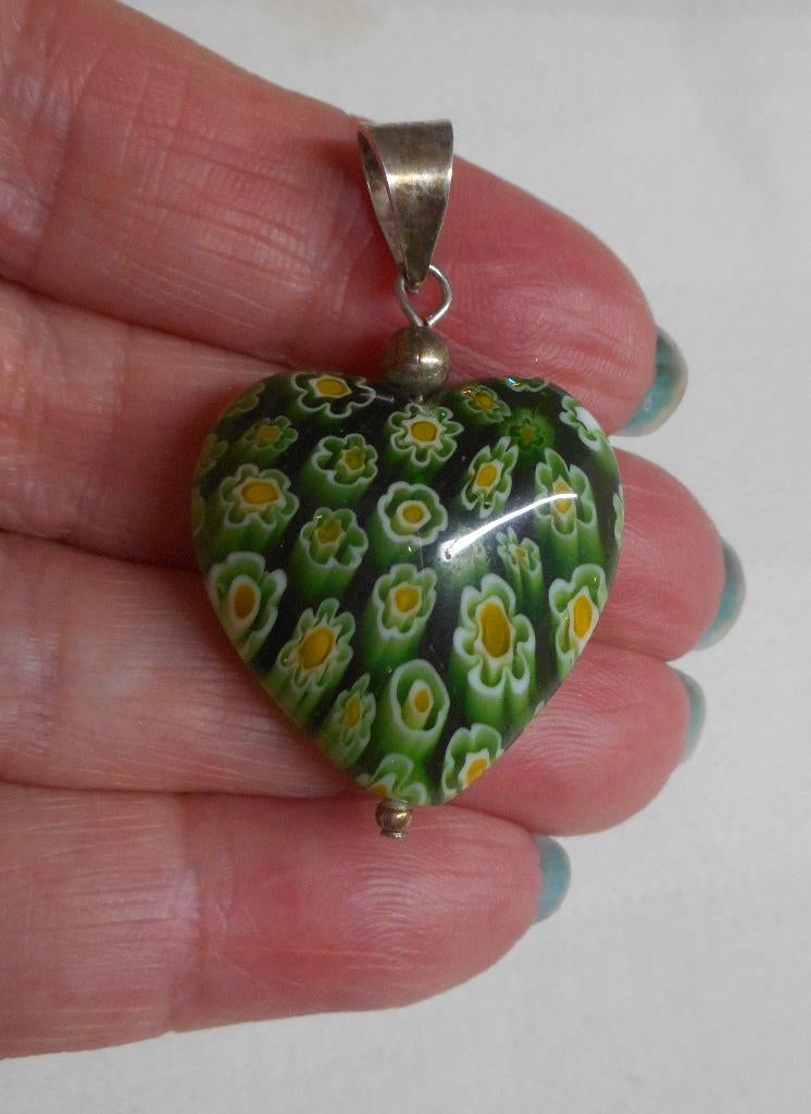 Glas hart hanger met zilveren hangoog en bloemetjes nr.1648