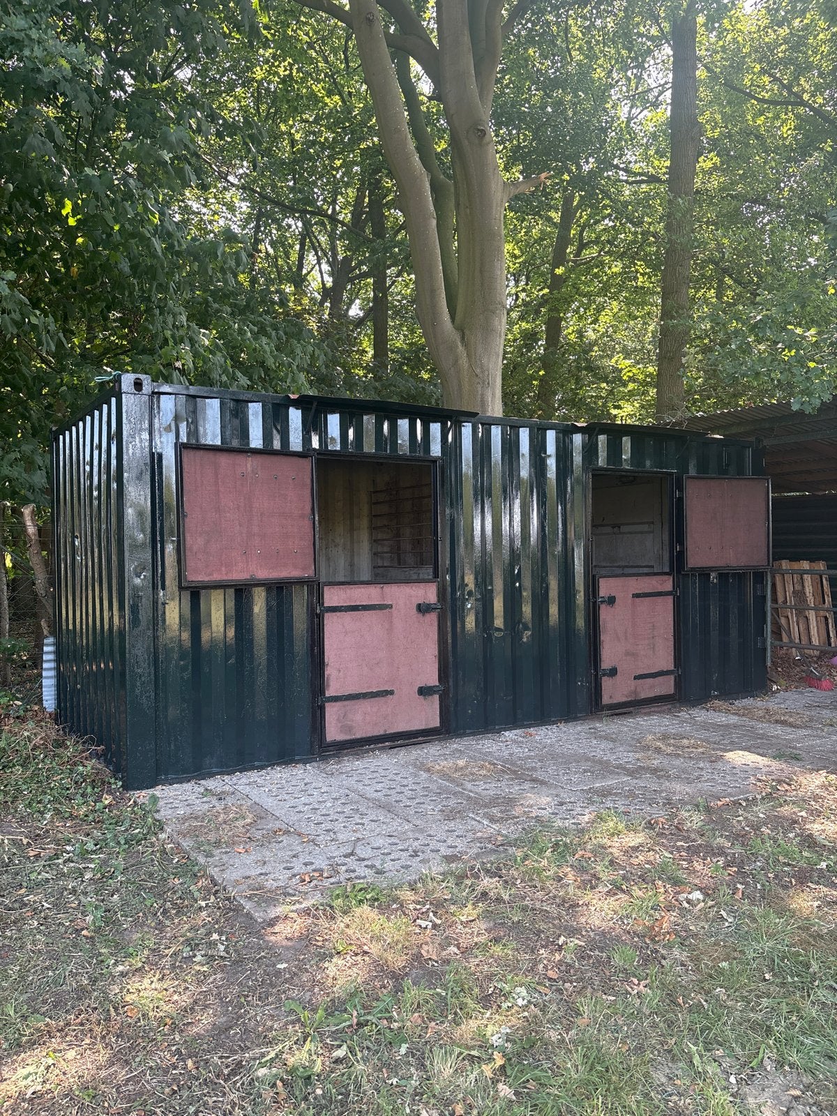 Paarden container containerstal, Stalling, 2 of 3 paarden of pony's