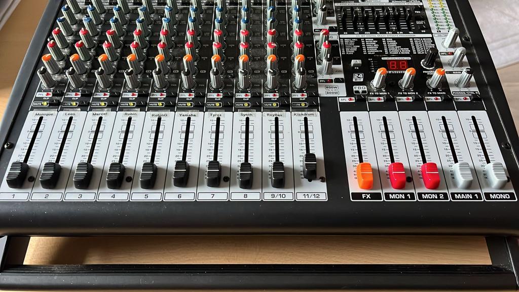 Behringer Europower PMP 4000, eventueel met speakers, Muziek en Instrumenten, Ophalen, Gebruikt, 10 tot 20 kanalen