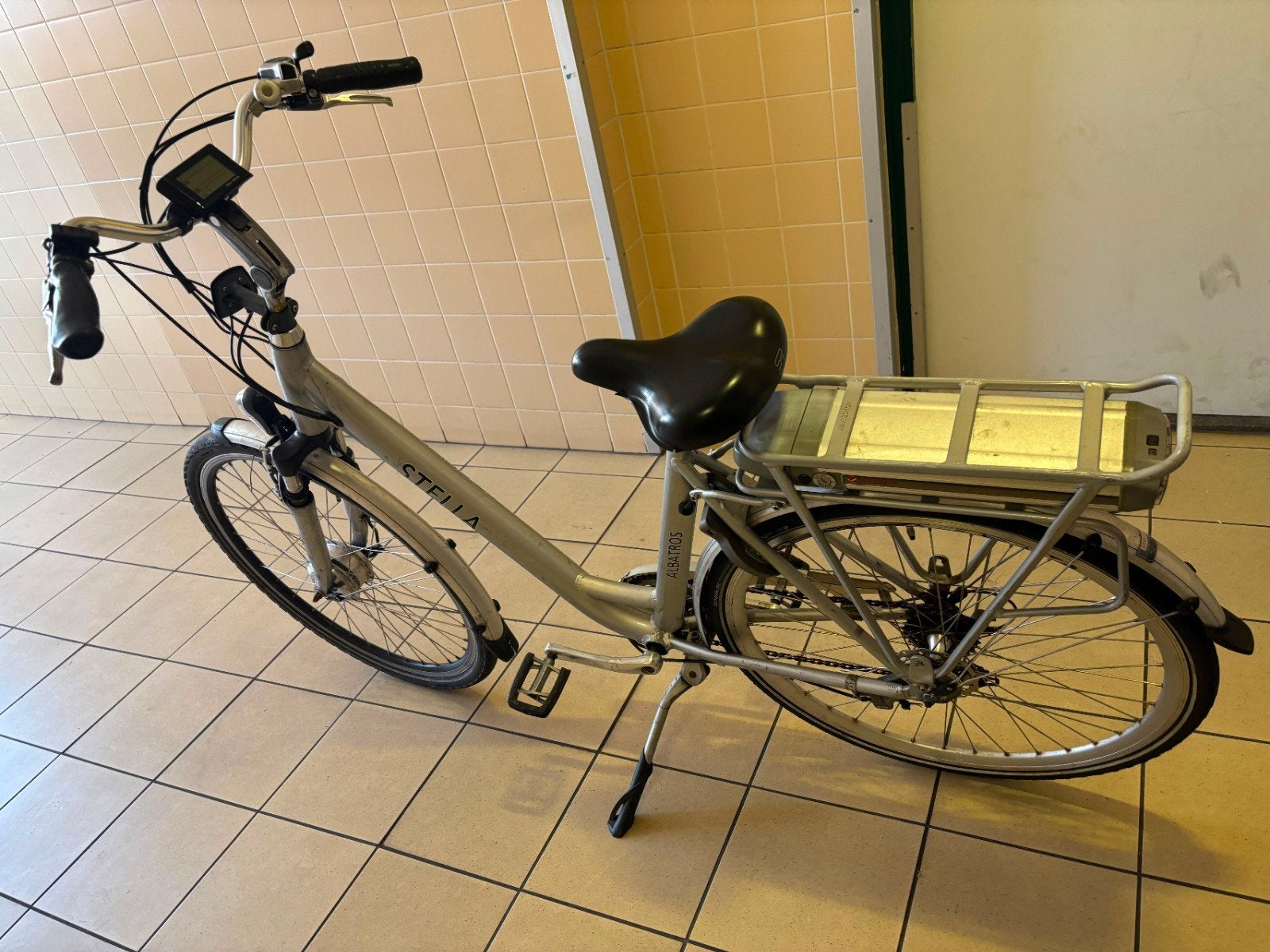 STELLA ELECTRİC FİETS MET OPLADER, Zo goed als nieuw, 51 tot 55 cm, 30 tot 50 km per accu, Ophalen