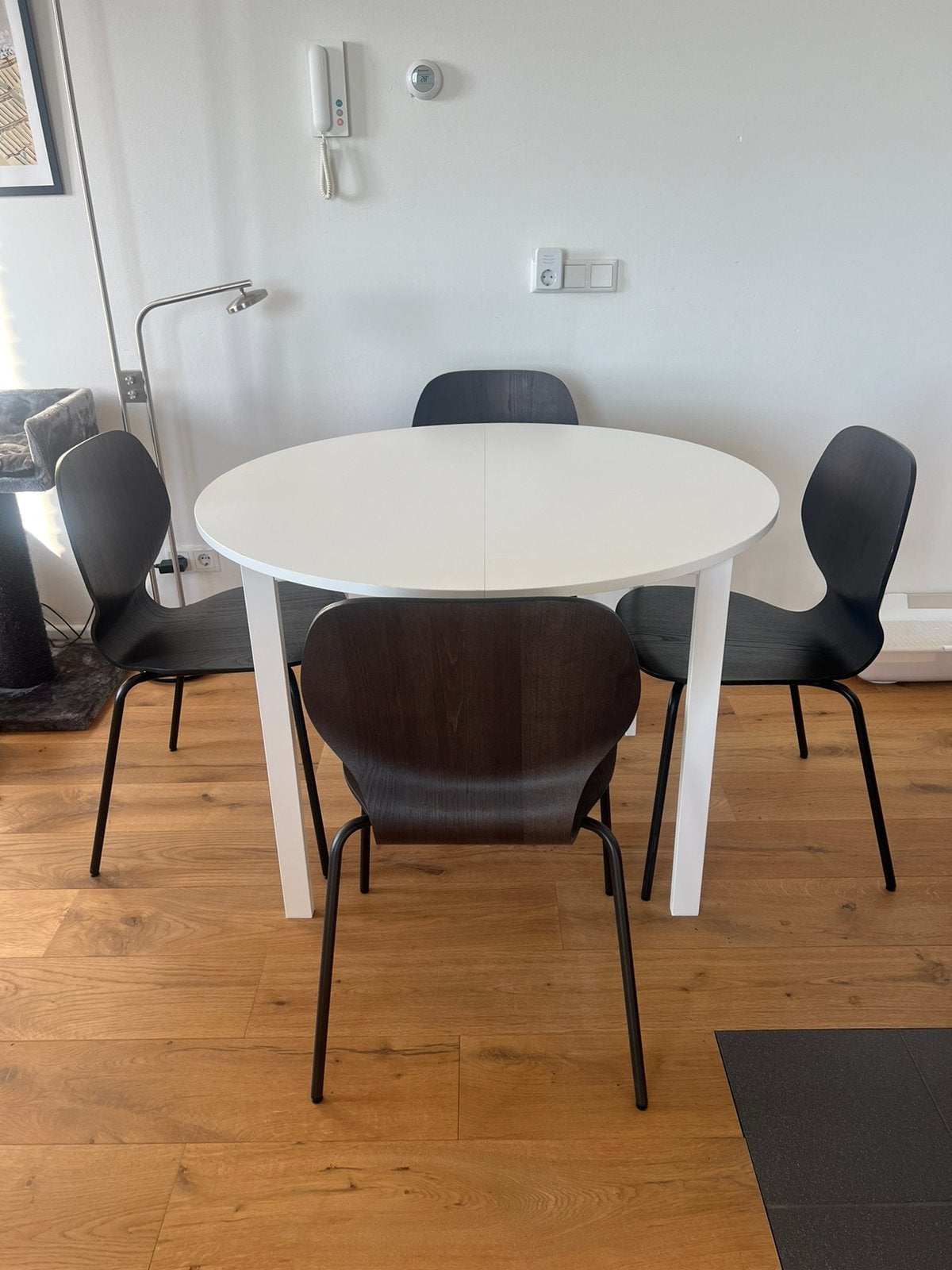 Ronde tafel and 4 stoelen, round dining table and 4 chairs, Ophalen, Rond, Zo goed als nieuw, Vier personen