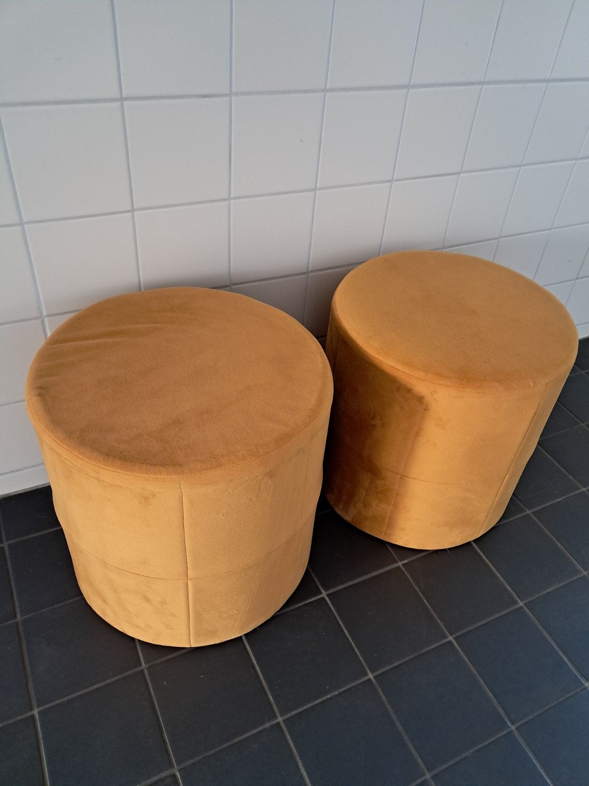 2x poef, okergeel, velours, afmetingen: zie foto's, Ophalen, Minder dan 50 cm, Rond, Minder dan 50 cm