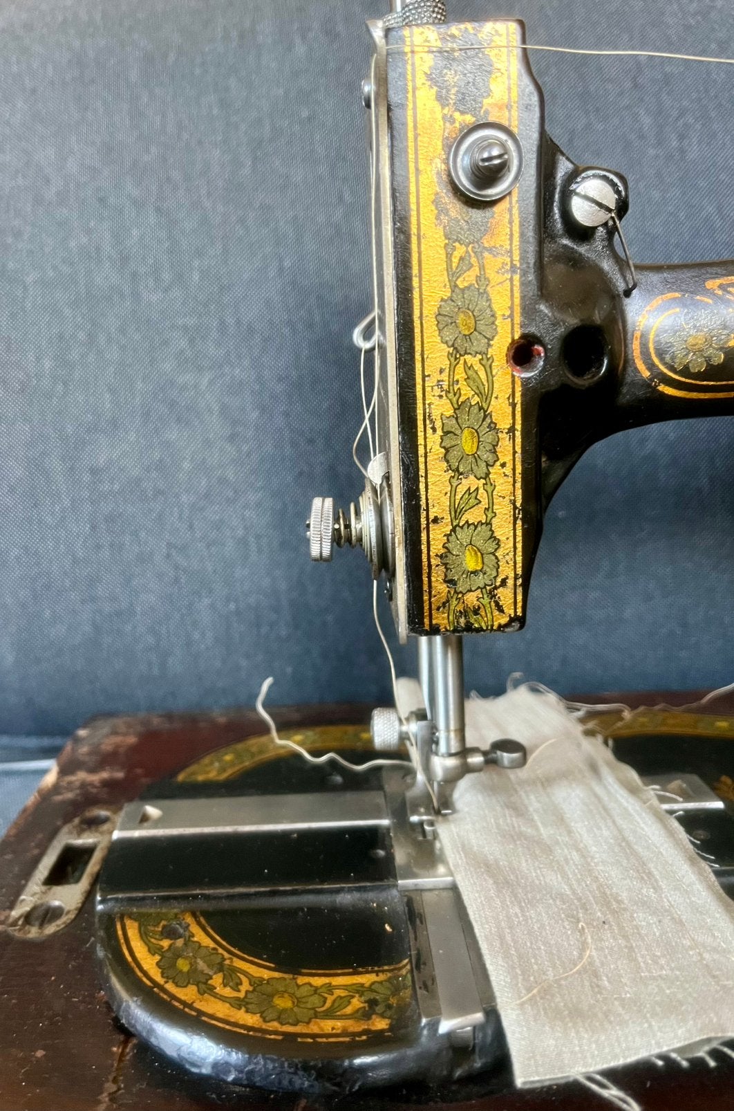 Werkende antieke Vesta naaimachine (ca. 1890-1910), Ophalen