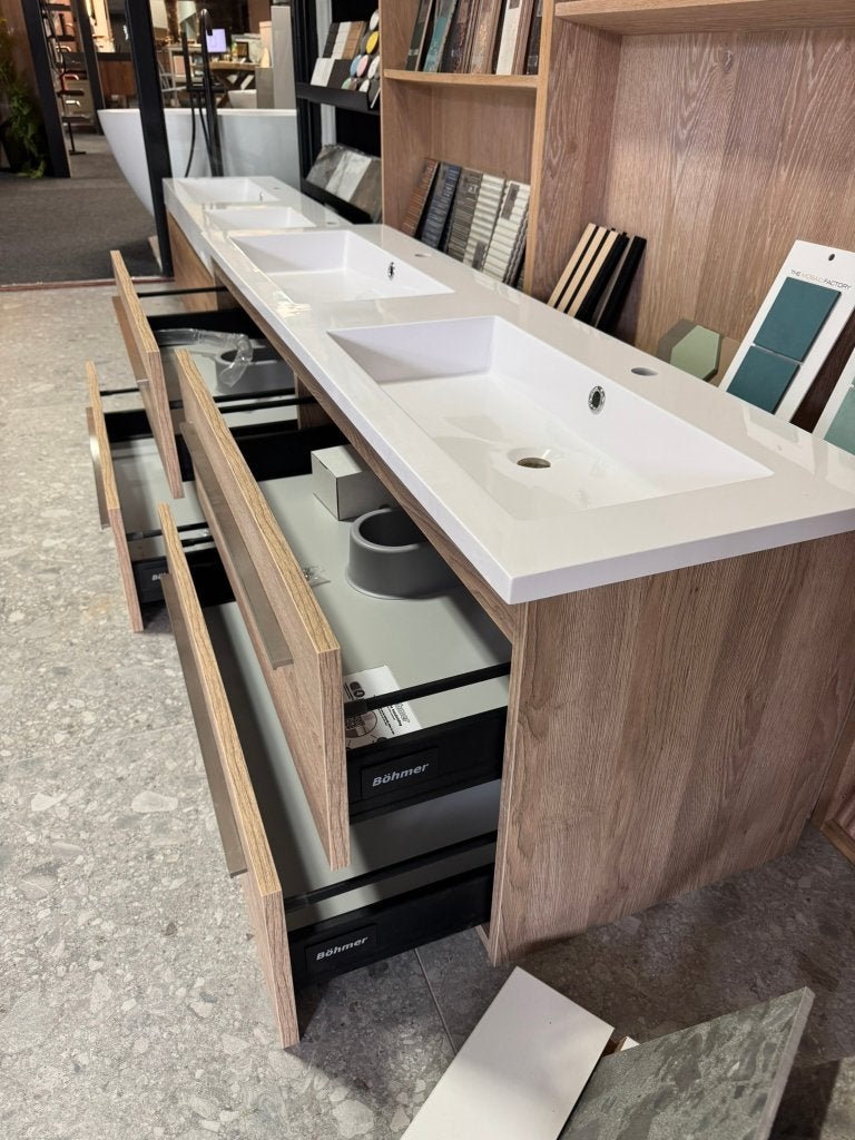 Badmeubel 160 cm 4 laden solid wood van €2450 nu €950 NEW, Huis en Inrichting, Badkamer | Badkamermeubels, Brauer, 150 tot 200 cm