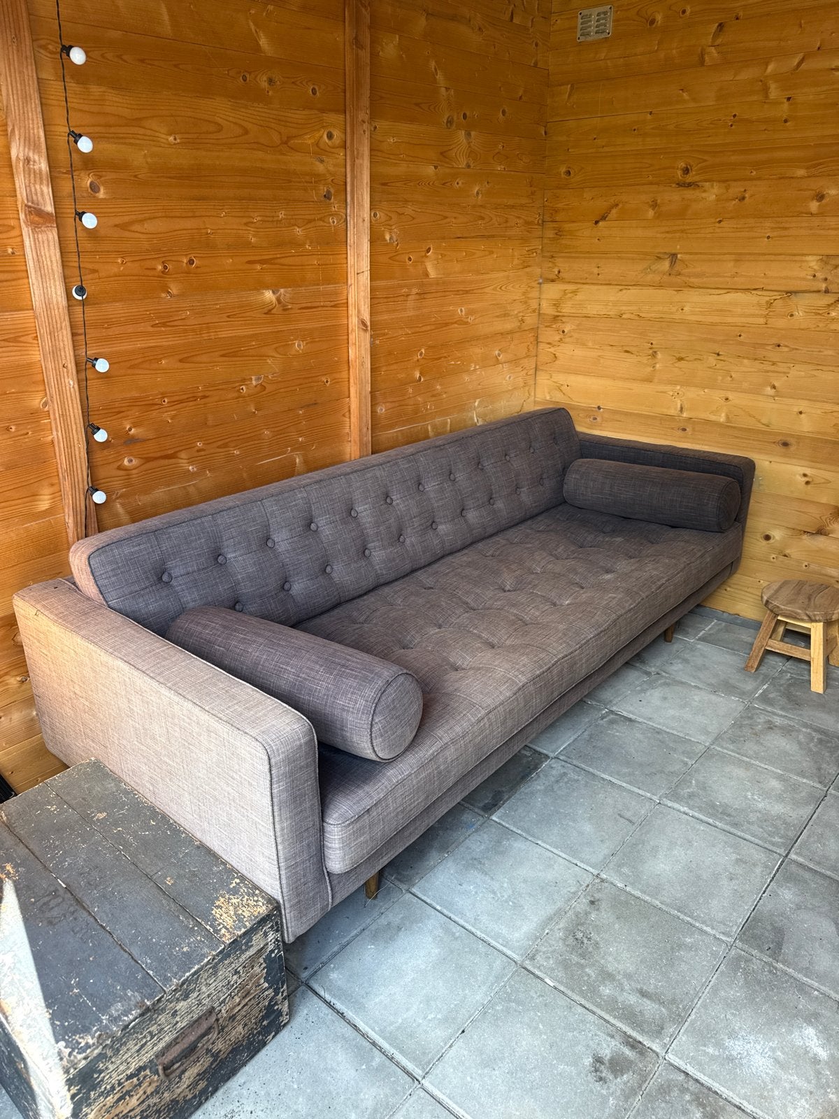 Gratis: Comfortabele grijze bank met knopen en rolkussens, Ophalen, Gebruikt, Driepersoons, 75 tot 100 cm
