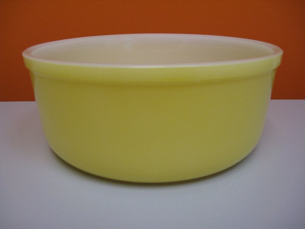 degelijke vintage pastel gele Arcopal schaal France 60s, Verzenden, Geel, Zo goed als nieuw, Overige merken