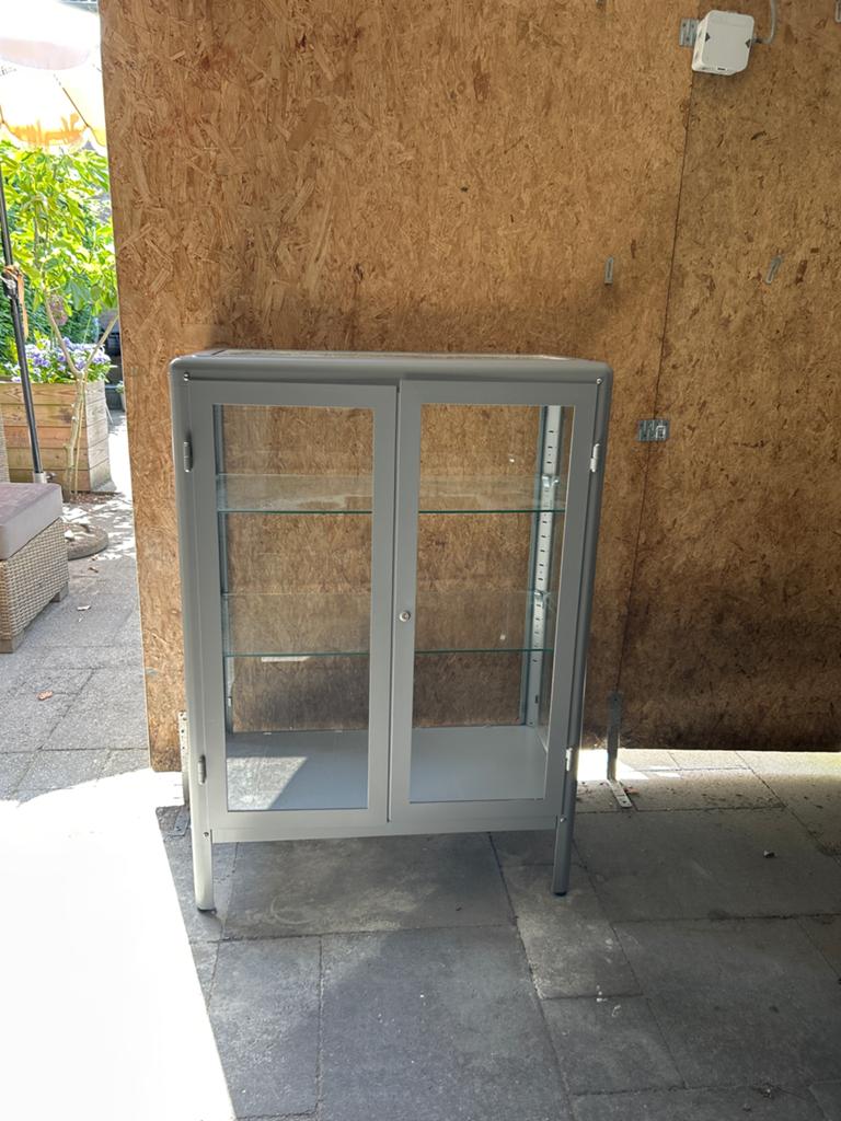 Glazen vitrinekast - rechter glas ontbreekt, Ophalen, Gebruikt, 100 tot 150 cm, 50 tot 100 cm