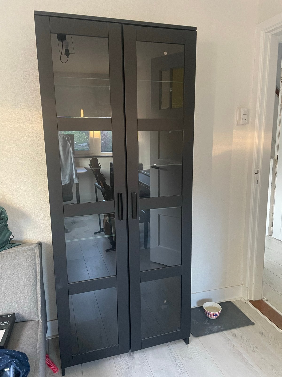 Zwarte IKEA Brimnes kast met glazen deuren, Huis en Inrichting, Kasten | Vitrinekasten, Zo goed als nieuw, 150 tot 200 cm, 50 tot 100 cm