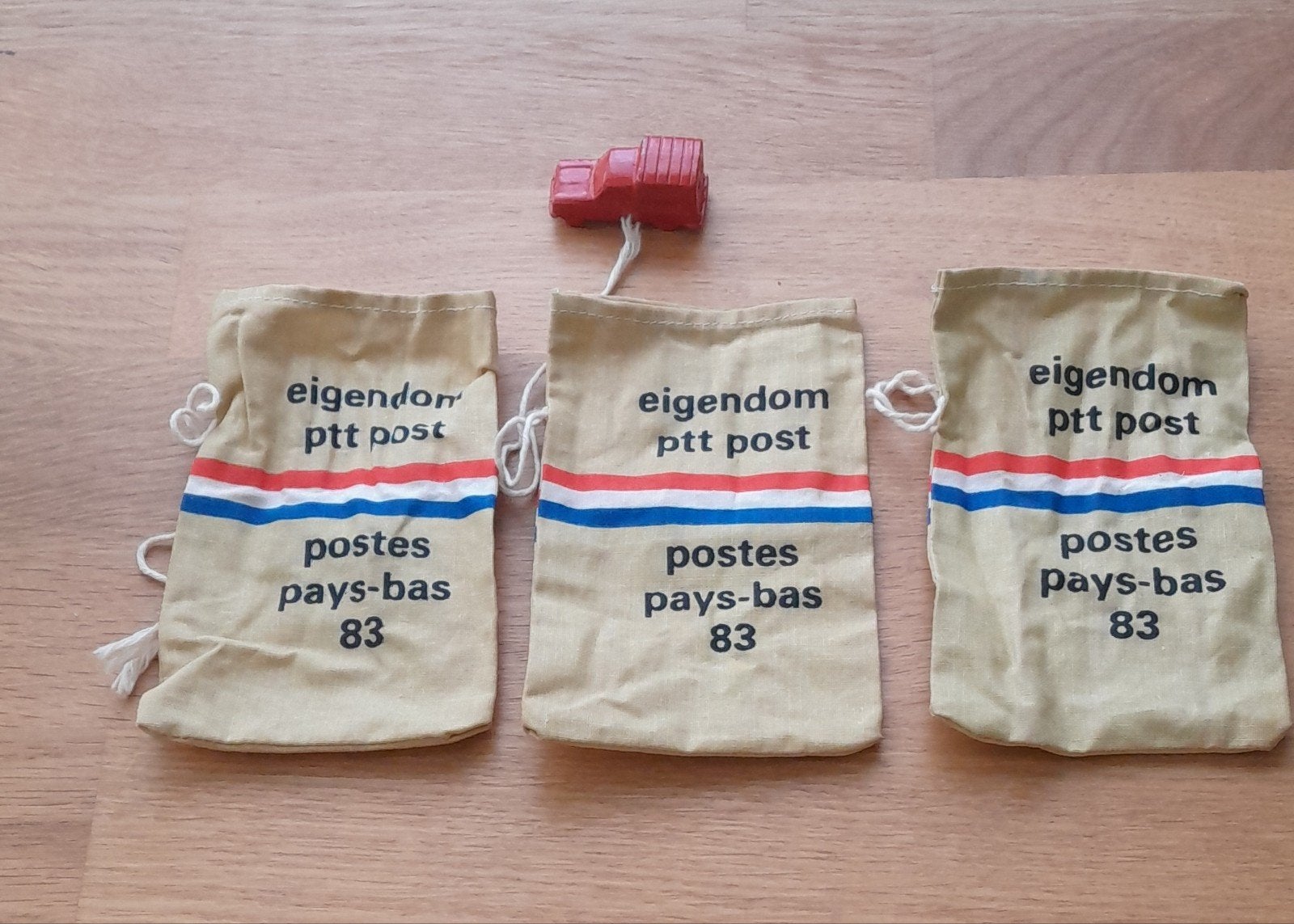 3 kleine PTT postzakjes met gietijzeren PTT bestelbusje, Verzamelen, Ophalen of Verzenden, Zo goed als nieuw