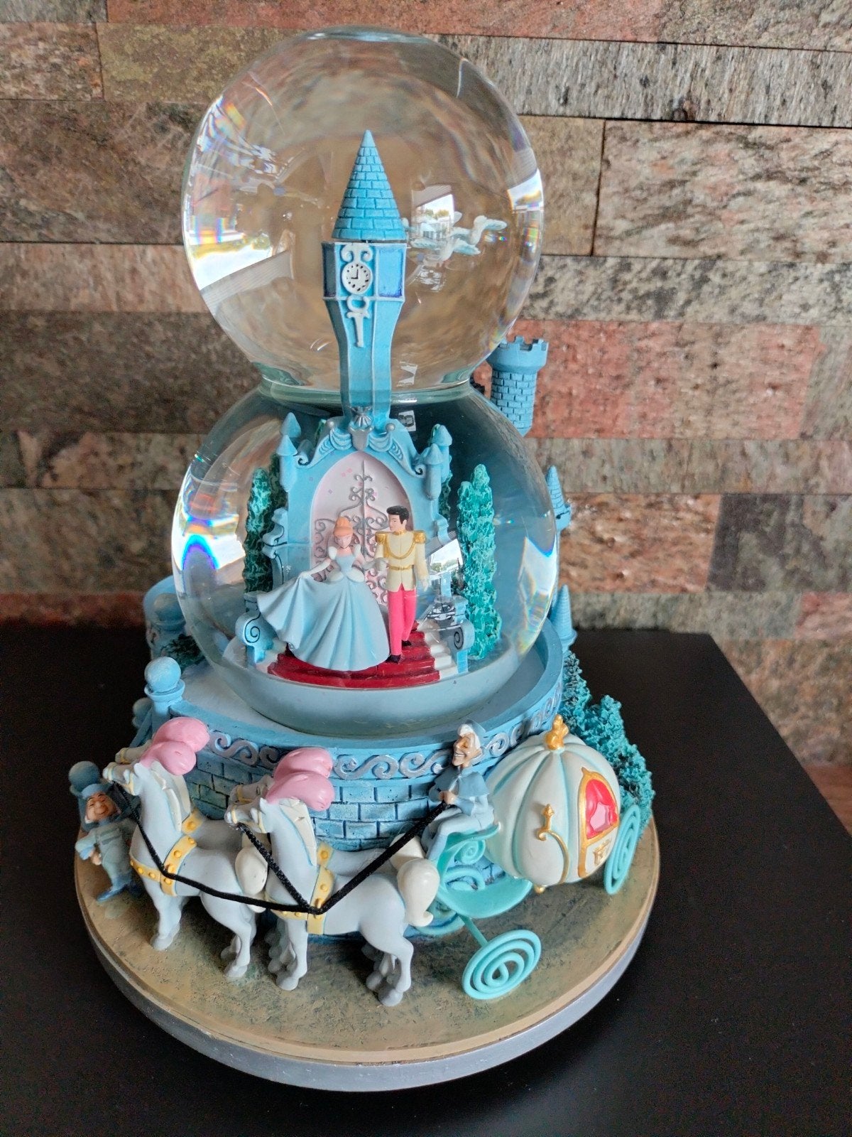 Disney snowglobe Assepoester, Verzamelen, Ophalen of Verzenden, Assepoester of Belle, Zo goed als nieuw, Beeldje of Figuurtje