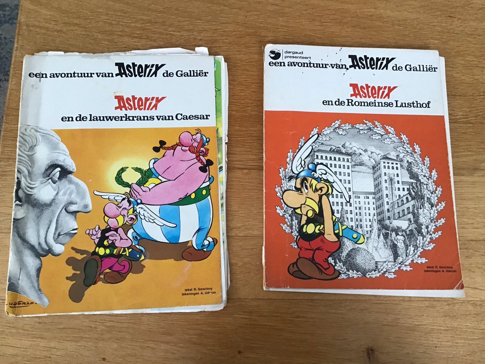 2 Asterix stripboeken , gebruikerssporen ,maar geheel comple, Meerdere stripboeken, Ophalen of Verzenden, Gelezen