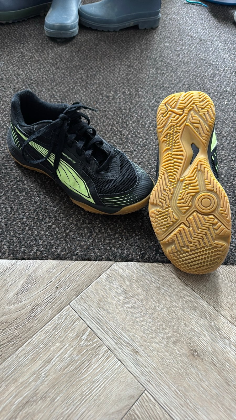 Gymschoen, maat 35.5 - nooit buiten gedragen, Kleding | Dames, Schoenen, Ophalen, Zo goed als nieuw, Zwart, Sportschoenen