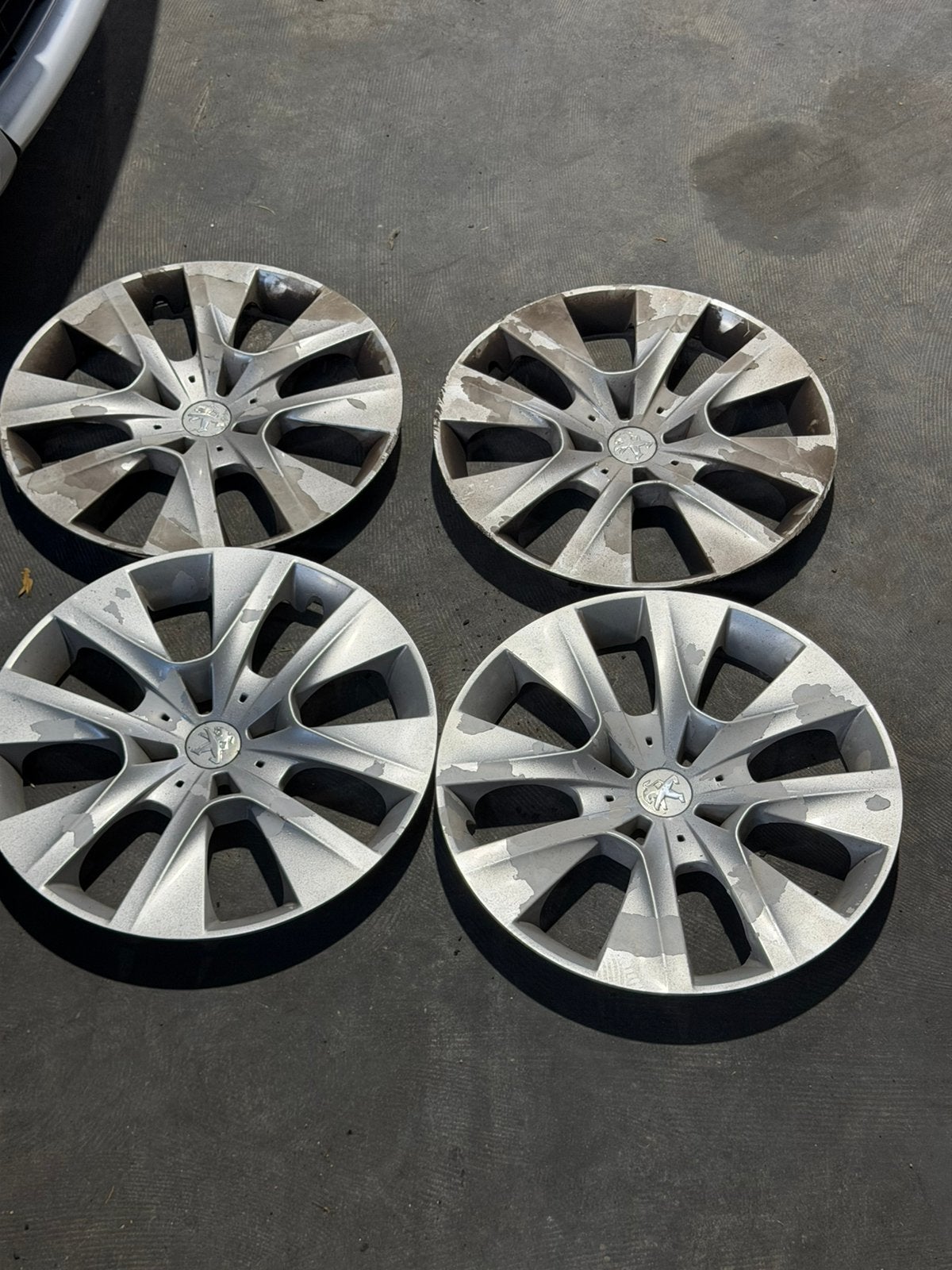 Peugeot 208 - 15 inch wieldoppen - 4 stuks, Auto diversen, Wieldoppen, Peugeot, Gebruikt, Ophalen of Verzenden, Peugeot