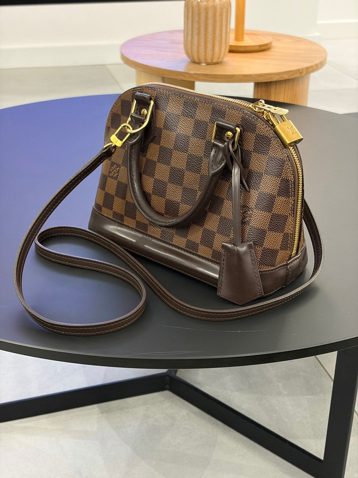 Louis Vuitton Alma BB Damier Ebene Handtas incl bon izgs, Sieraden, Tassen en Uiterlijk, Tassen | Damestassen, Ophalen of Verzenden