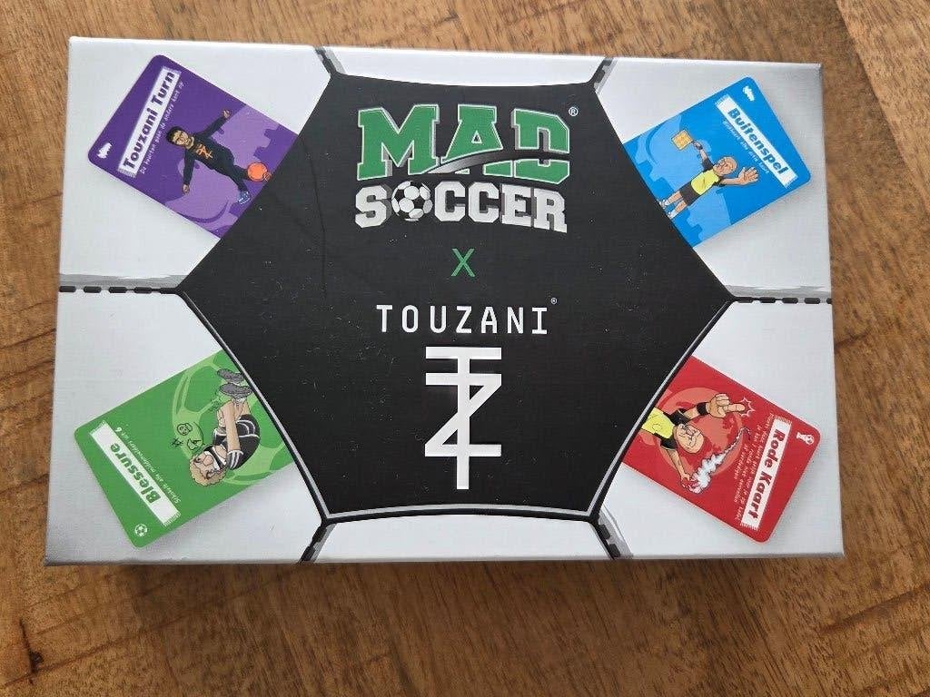Mad Soccer x Touzani kaartspel - Voetbal kaartspel, Een of twee spelers, Ophalen of Verzenden, Zo goed als nieuw, Mad Party Games