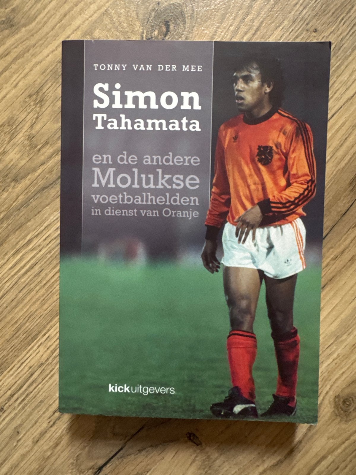 Simon Tahamata en Molukse voetbalhelden - Tonny van der Mee, Ophalen of Verzenden, Zo goed als nieuw, Balsport