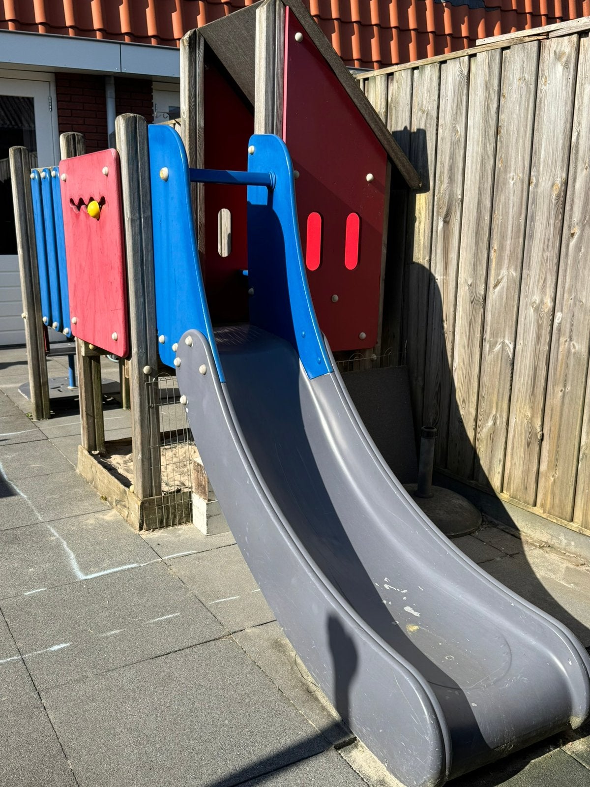 Kompan speeltoestel loopbrug met huisje en glijbaan, Ophalen, Gebruikt, Glijbaan
