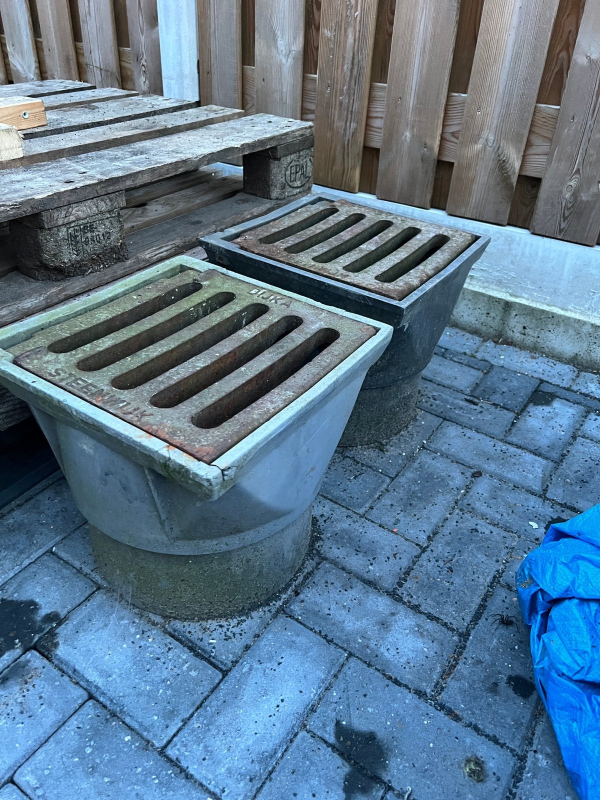 Waterkolk / straatkolk / waterput 2x, Ophalen, Zo goed als nieuw