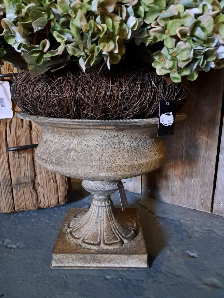 Nieuw binnen!
Metalen pot/vaas €39,50 p.s. 
30cm doorsnede, Ophalen of Verzenden, Nieuw