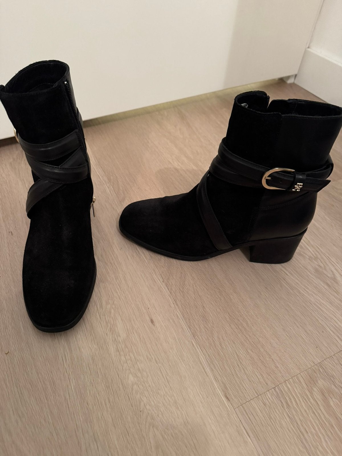 Enkel laarsjes Tommy Hilfiger maat 39 !!!NIEUW!!!, Kleding | Dames, Schoenen, Ophalen of Verzenden, Nieuw, Zwart