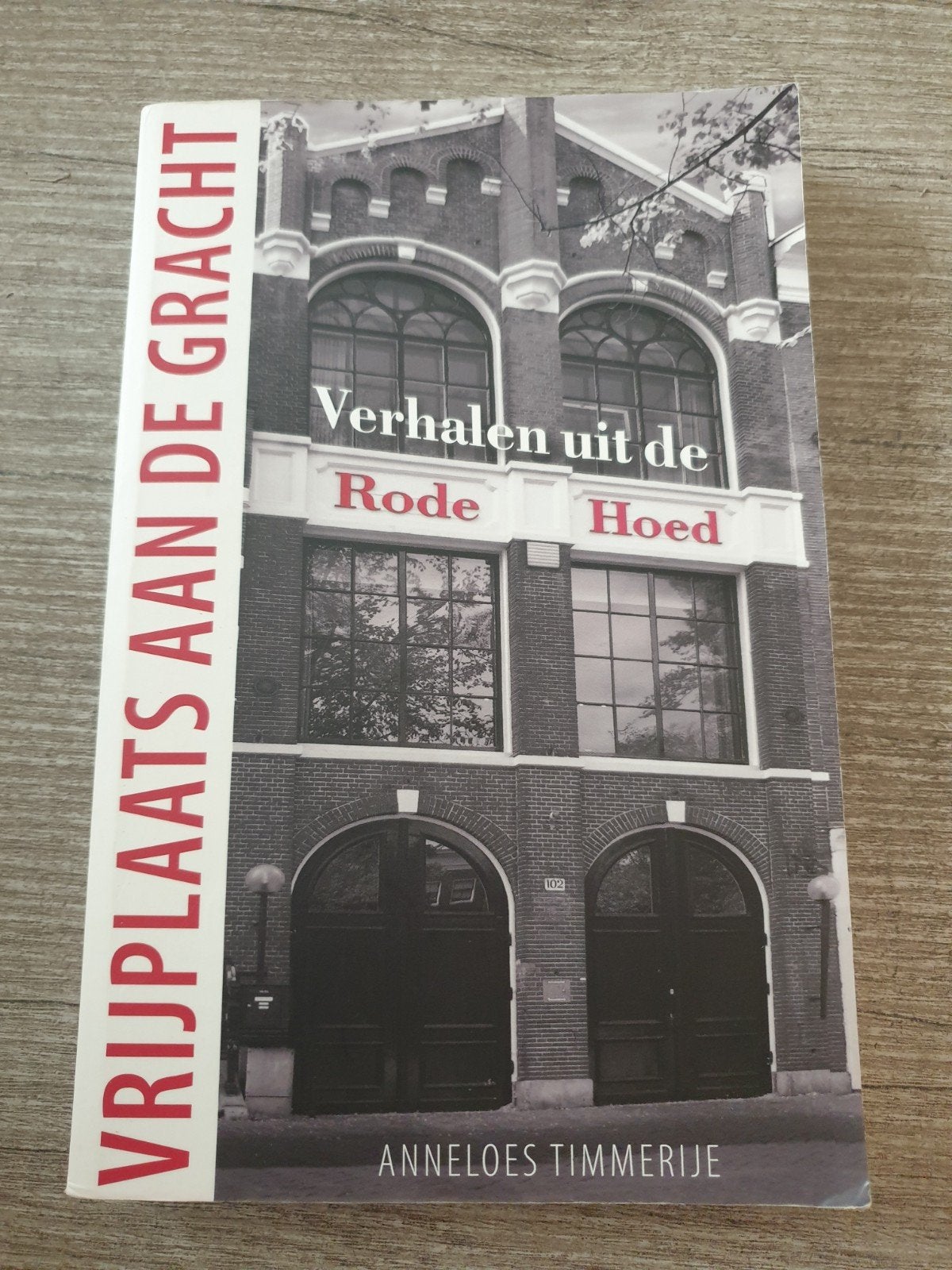 Vrijplaats aan de Gracht: Verhalen uit de Rode Hoed, Ophalen of Verzenden, Gelezen, Anneloes Timmerije