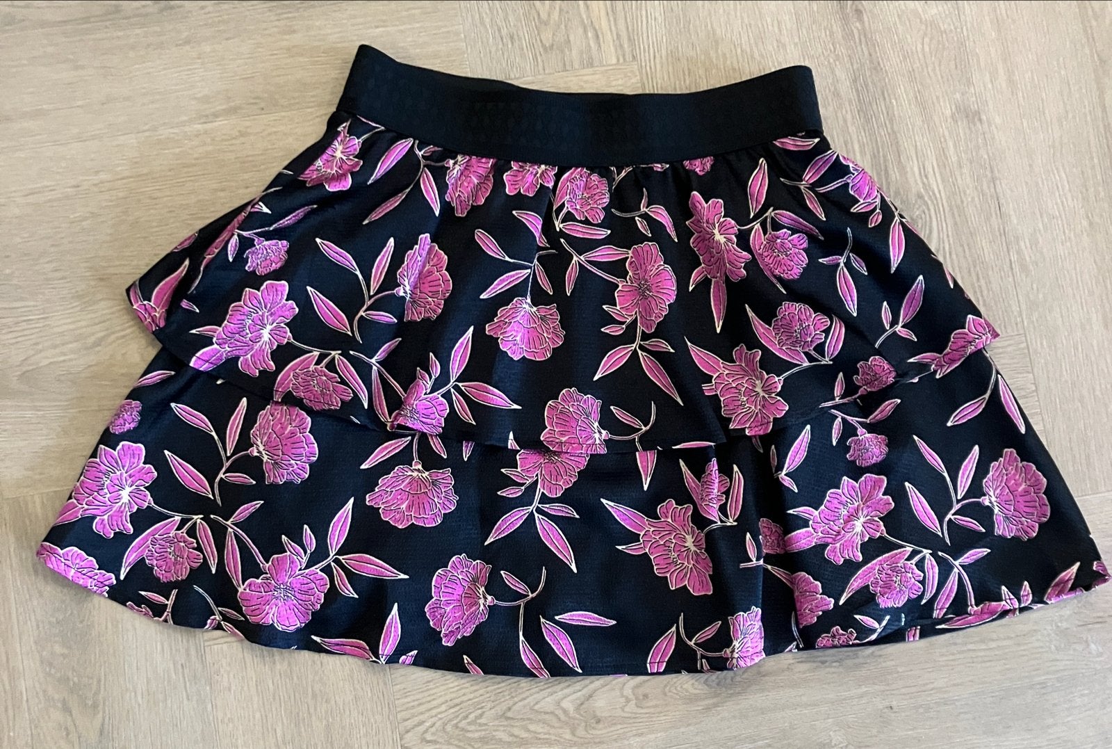 Zwart rokje met roze bloemenprint - Distrikt Nørrebro, Kleding | Dames, Rokken, Zwart, Ophalen of Verzenden, Zo goed als nieuw