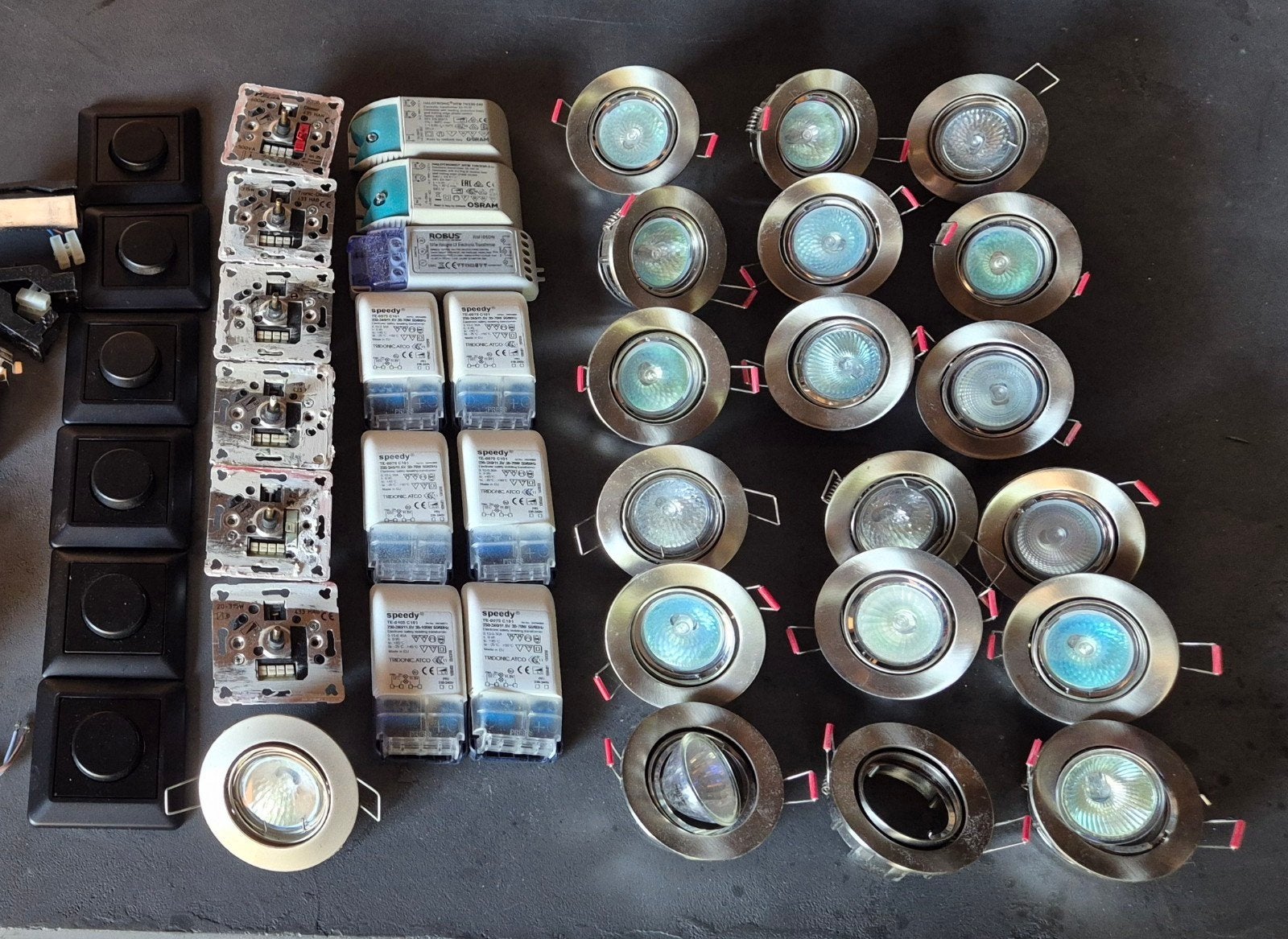 Set met 19 RVS inbouwspots, 6 dimmers, 6 knoppen, 9 travos, Ophalen, Halogeen, Gebruikt, Met schakelaar