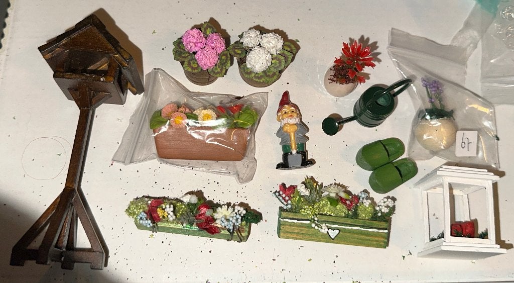 1:12 nieuw miniatuur set: vogelhuisje, bloembakken, kabouter, Ophalen, Zo goed als nieuw, Decoratie