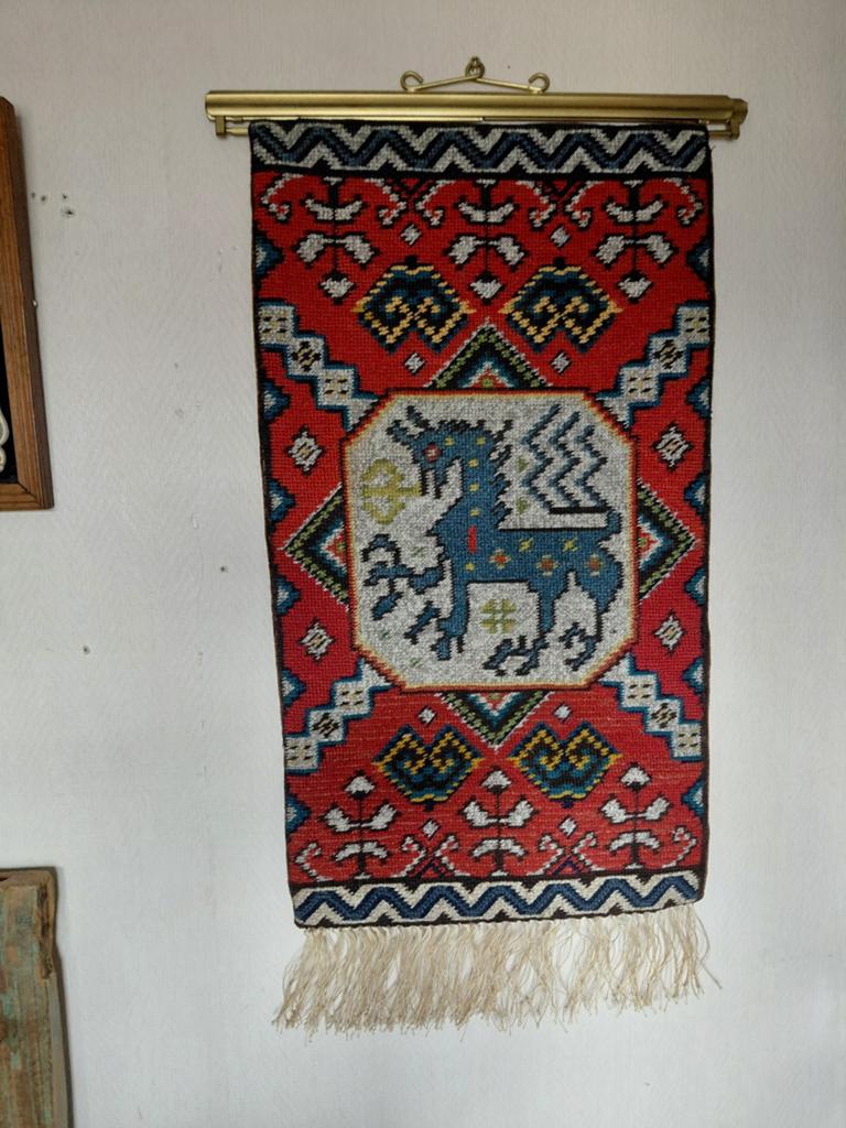 Vintage zweeds wandkleed met messing roede, Antiek en Kunst, Ophalen