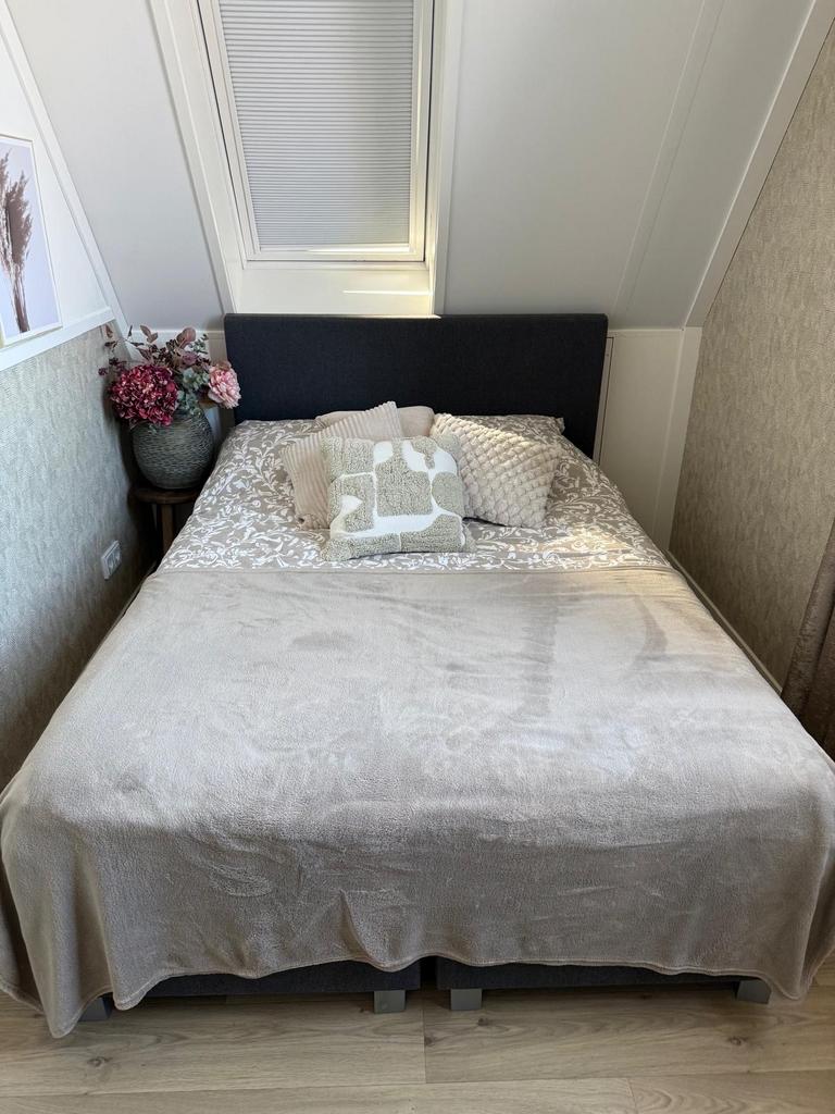 Tweepersoons boxspring met hoofdbord - Zo goed als nieuw, Huis en Inrichting, Slaapkamer | Boxsprings, Ophalen, Tweepersoons, 140 cm