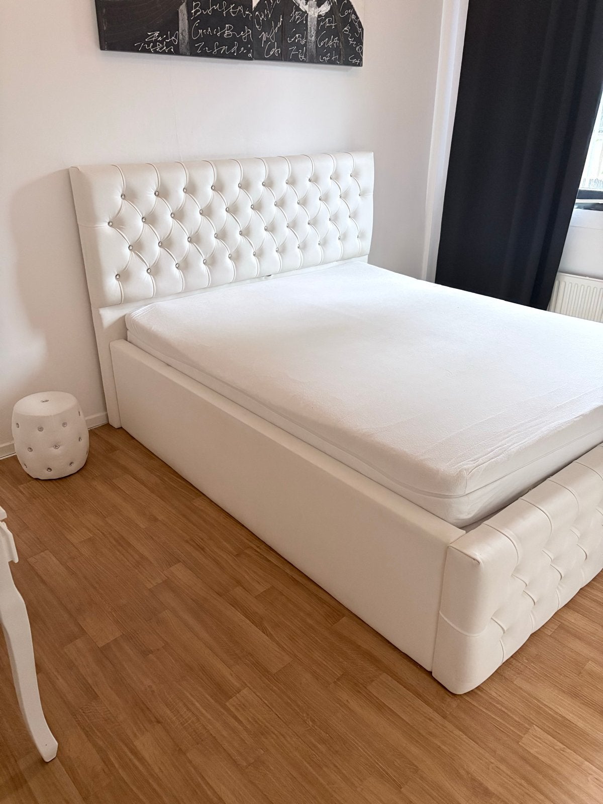 Luxe Wit Gestoffeerd Bed 160x200 met Poefs, Huis en Inrichting, Slaapkamer | Bedden, Ophalen, Gebruikt, Wit, Tweepersoons