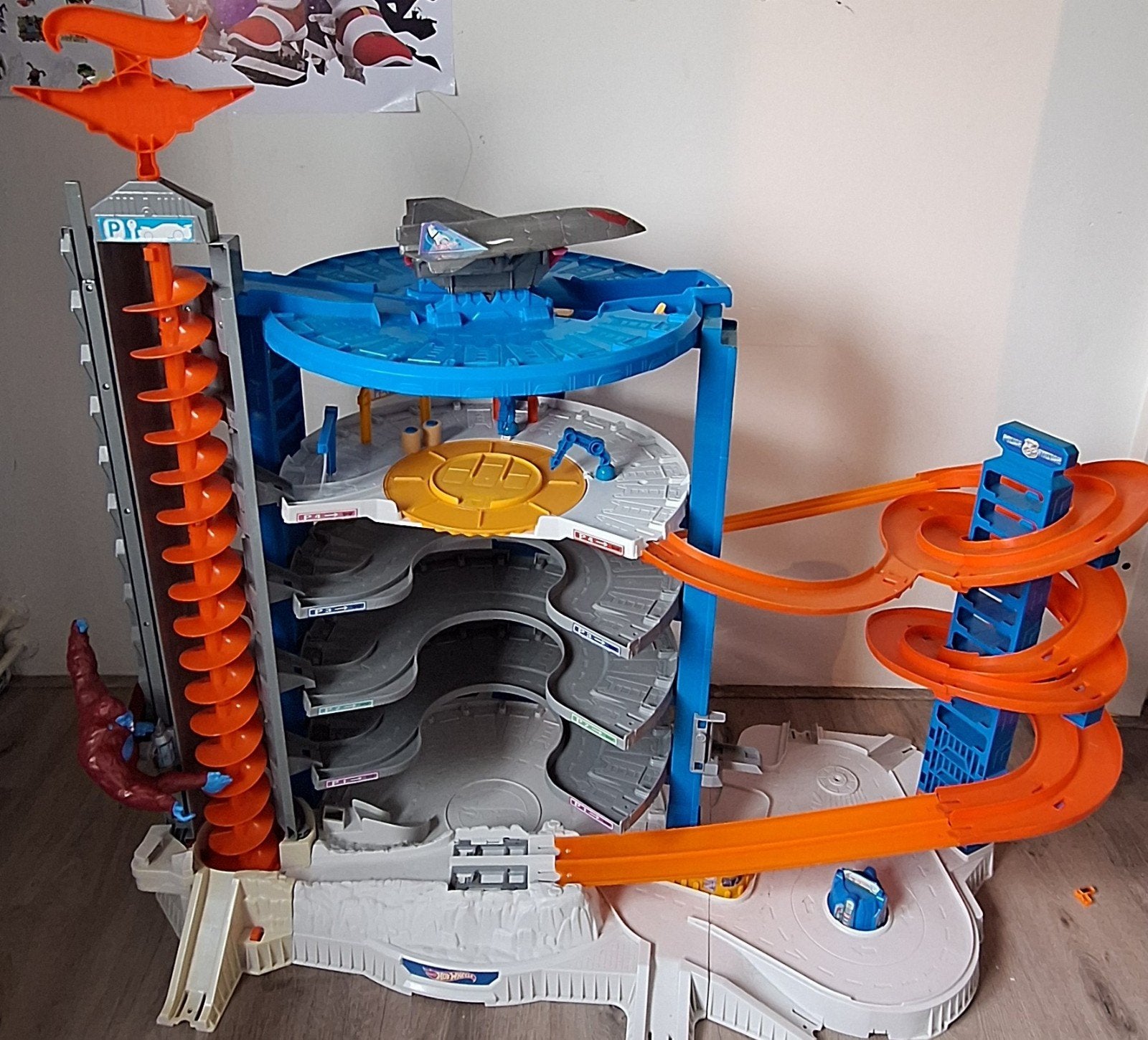 grote hotwheels garage voor meer dan 140 autos, Kinderen en Baby's, Ophalen, Gebruikt, Handmatig, Hot Wheels