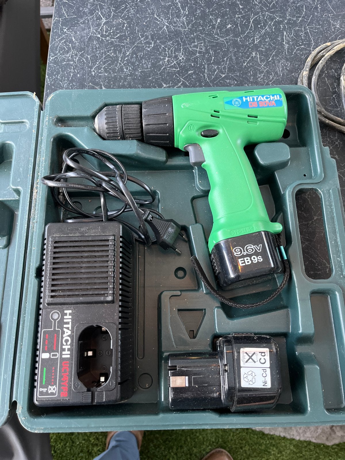 Hitachi DS 9DVA Accuboormachine met lader en 2 accu's, Gebruikt, Variabele snelheid, Ophalen of Verzenden, Boor- en Schroefmachine