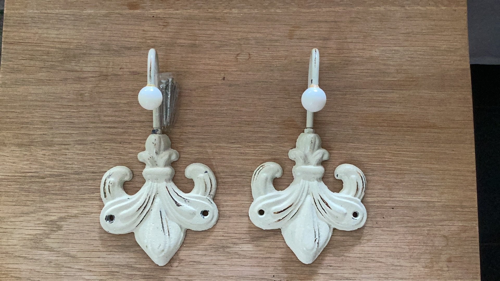 Decoratieve vintage kapstokhaakjes - Fleur de Lys, Huis en Inrichting, Woonaccessoires | Kapstokken, Gebruikt, Wandhaken, Ophalen of Verzenden