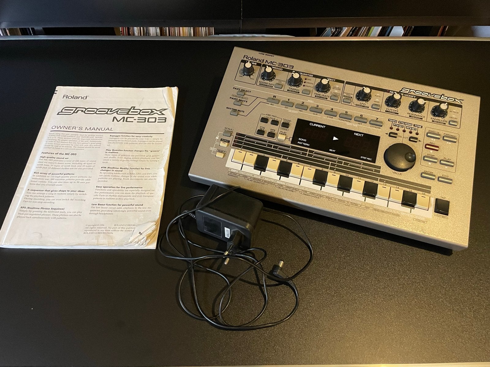 Roland MC-303 Groovebox met handleiding en adapter, Roland, Zo goed als nieuw, Met midi-aansluiting, Overige aantallen