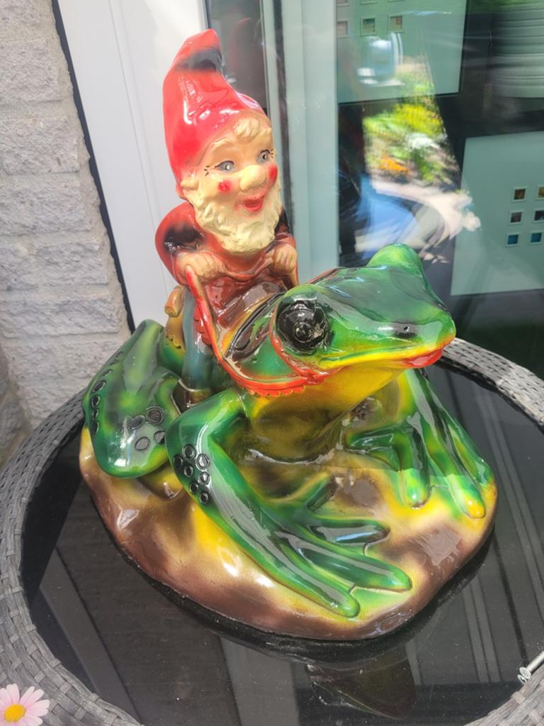 Mooie tuinkabouter op kikker - Tuinbeeld, Tuin en Terras, Tuinbeelden, Ophalen of Verzenden