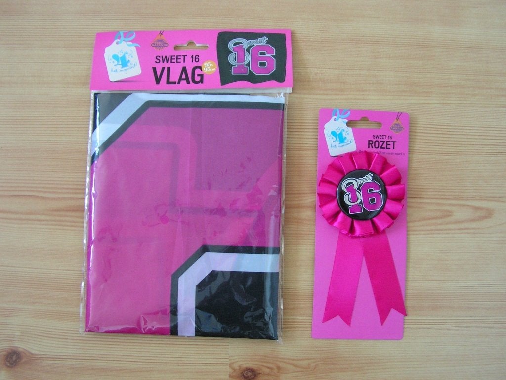 ZGAN Sweet 16 rozet en vlag 95x95 cm., Ophalen of Verzenden, Zo goed als nieuw, Versiering, Verjaardag