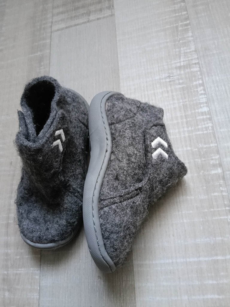 grijze pantoffels / sloffen maat 26 Hummel, Jongen of Meisje, Overige typen, Ophalen of Verzenden, Zo goed als nieuw