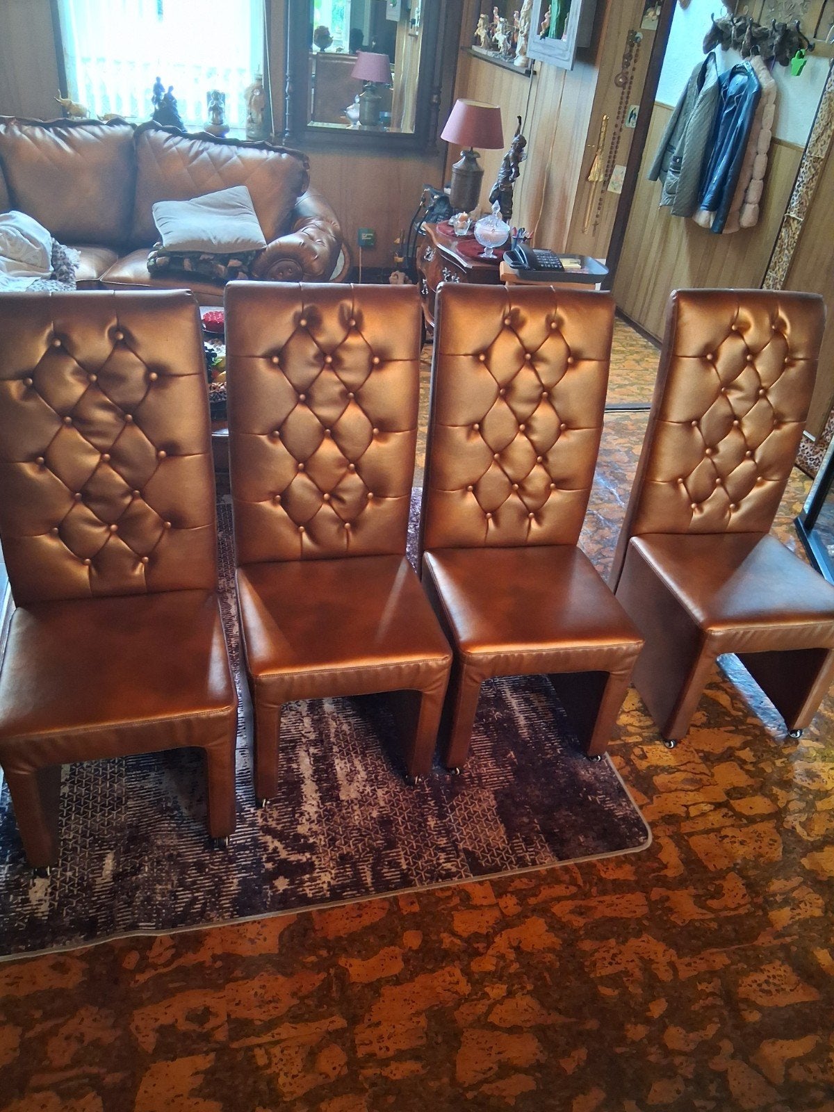 Set van 4 bruine lederlook eetkamerstoelen, Ophalen, Gebruikt, Bruin, Leer