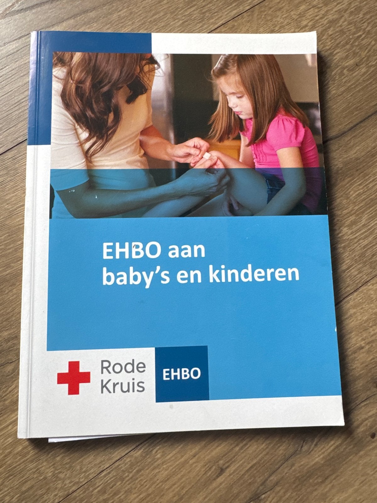 EHBO aan baby's en kinderen - Rode Kruis, Ophalen of Verzenden, Zo goed als nieuw, Opvoeding tot 6 jaar