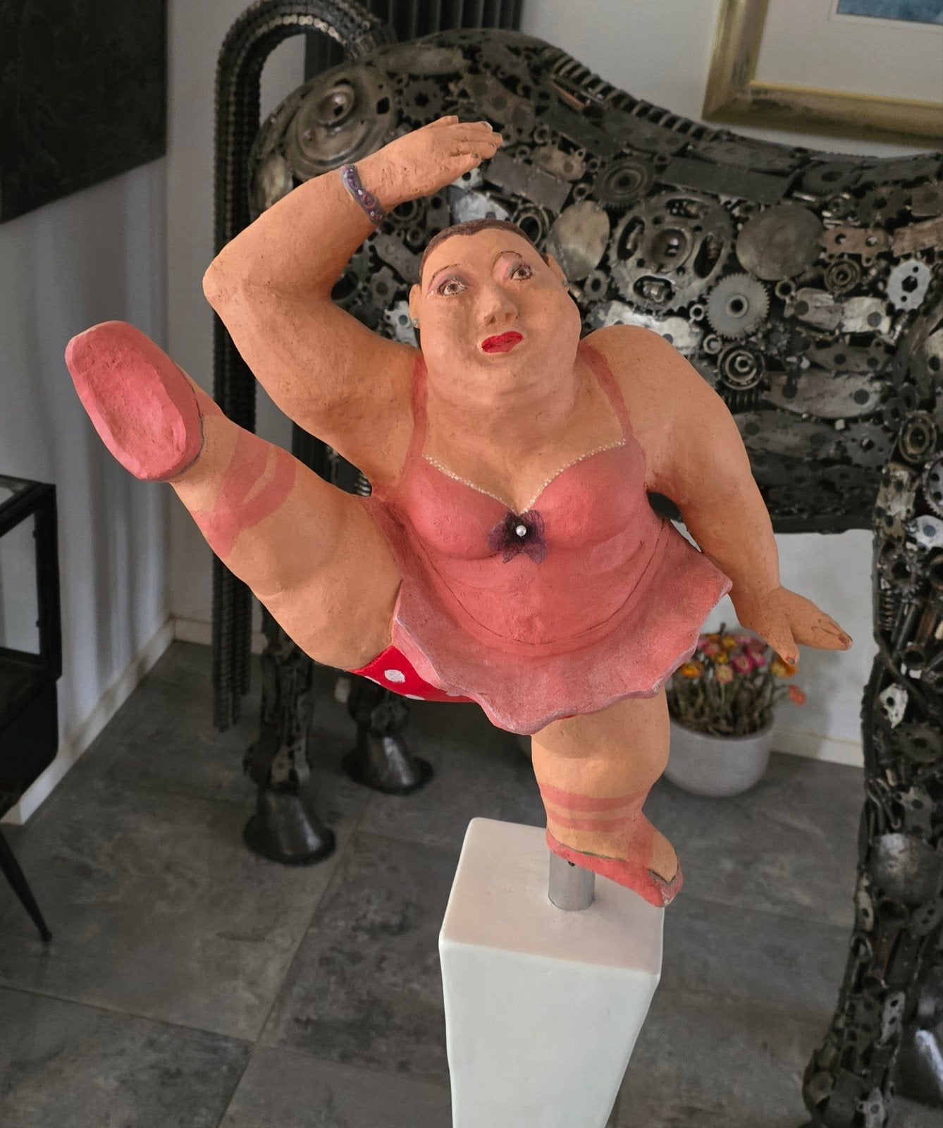 Dansende keramieken ballerina op een zuil 1,32 hoog, Antiek en Kunst, Ophalen, Modern, Beeld, 1 meter - 2 meter