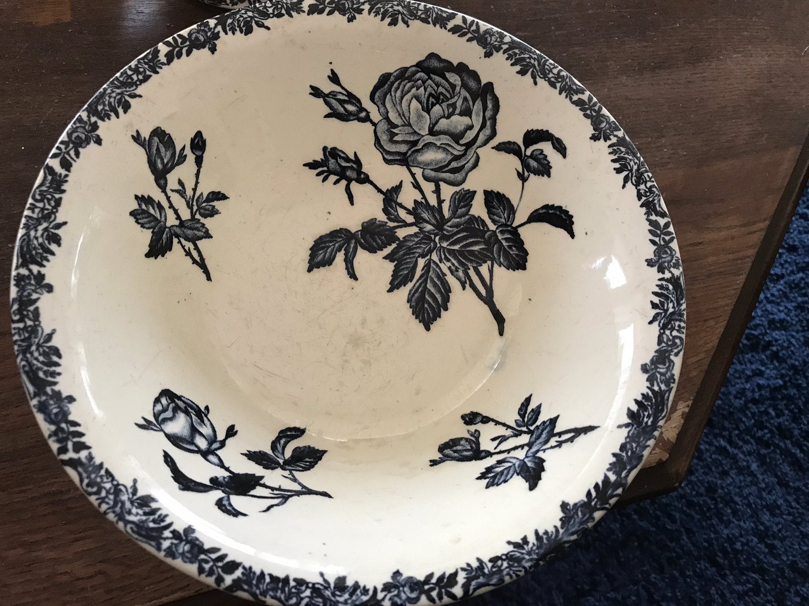 Beboterde soepterrine en schaal op voet, Antiek en Kunst, Antiek | Schalen, Ophalen of Verzenden