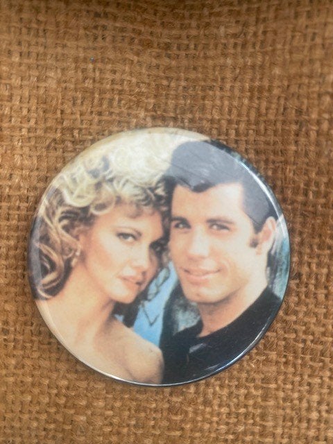 Button van John Travolta en Olivia Newton John Grease 1, Verzamelen, Ophalen of Verzenden, Gebruikt, Film, Overige typen