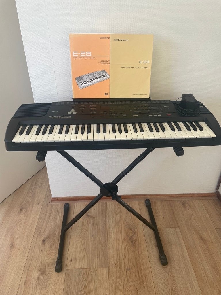 Roland e-28 Keyboard, Muziek en Instrumenten, Keyboards, Ophalen, Roland, Met standaard, 61 toetsen