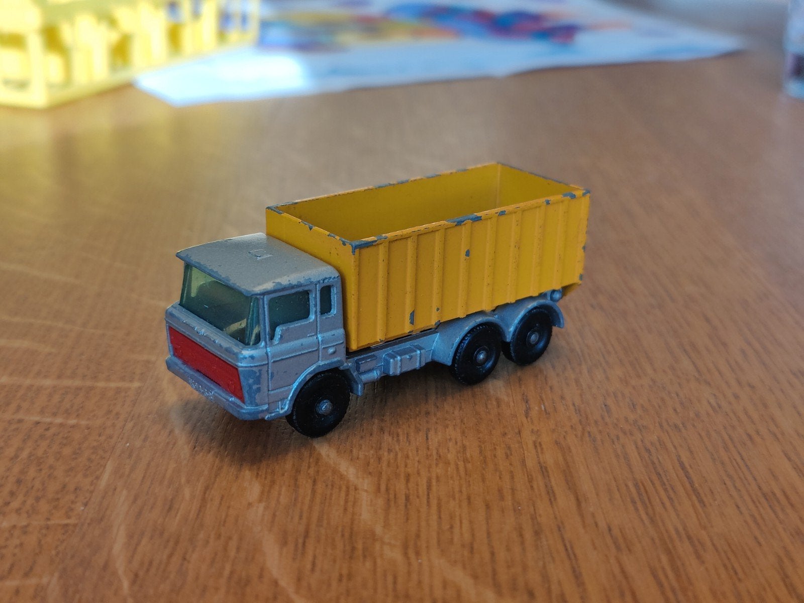 Matchbox DAF Tipper Container Truck GEEL, Ophalen, Zo goed als nieuw, Bus of Vrachtwagen
