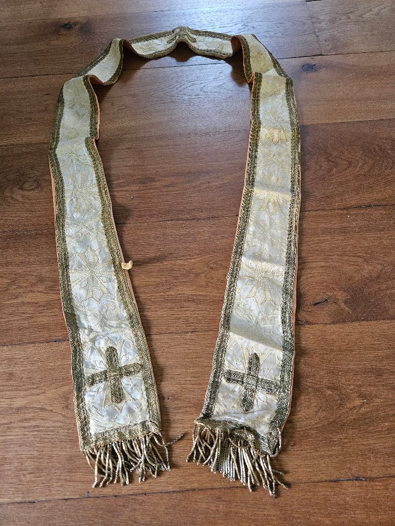 Antieke liturgische stola met kruisborduurwerk, Ophalen of Verzenden